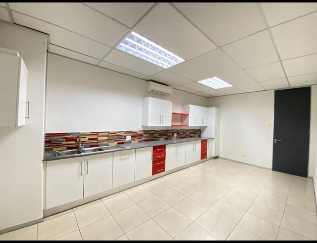 701M² OFFICE TO LET IN BRYANSTON